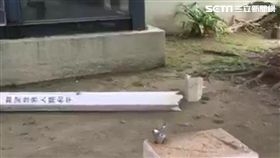 藍天行動聯盟秘書長楊思聖一腳踹斷台北228和平紀念館的和平柱（翻攝畫面）