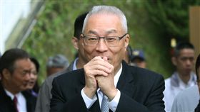 遭質疑多變　吳敦義：初選機制尊重不同意見國民黨主席吳敦義（中）日前提總統初選全黨員投票構想，18日又拋黨員投票和民調占比各半，遭質疑多變。吳敦義19日到指南宮參加敬天祈福活動前受訪表示，這不是常常在變，而是還沒有定案前，當然要尊重不同意見。中央社記者郭日曉攝　108年2月19日