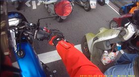 正妹鞋帶鬆！騎士停紅燈霸氣「綁好綁滿」　網讚：被撩到了　臉書