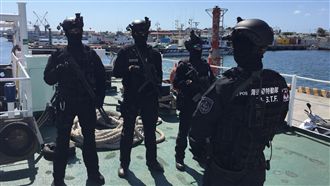 遠洋喋血／特勤心戰喊話　嫌跳海投降