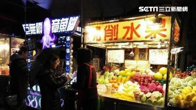 毒瘤！士林夜市這兩家現切水果攤倒了