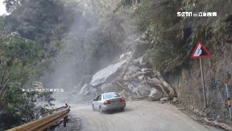 驚險瞬間！中橫148K落石坍方