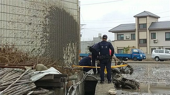 耕耘機翻覆重壓　7旬翁斷腿浮水面亡