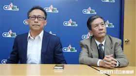 頂新和德文教基金會發言人歐陽劭瑋和資深顧問任中傑。（圖／記者王怡翔攝影）