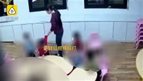 中國女教師涉嫌虐童被捕，喊冤「沒人告訴我不能打小孩。」（圖／翻攝梨視頻）