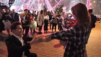 帶女友飛三千公里　男友摩天輪下求婚