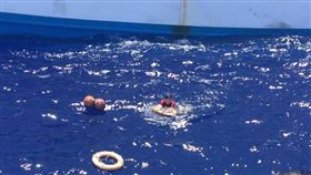 台漁船喋血／3台男已獲救…仍有6船員落海「生死不明」（圖／翻攝畫面）