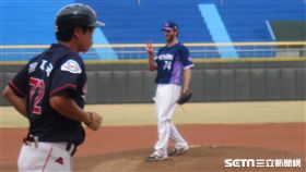 ▲Zeke Spruill（史博威）練投時，樂天教練剛好通過。（圖／記者蕭保祥攝影）