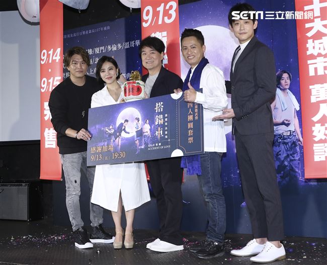 音樂劇「搭錯車」慶功記者會，特別來賓周華健送酒祝長長久久與主要演員主要演員蕭景鴻、丁噹、王柏森、陳乃榮。（記者林士傑/攝影）