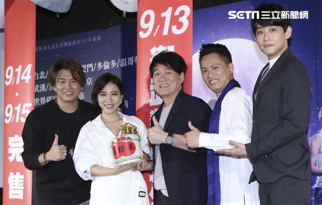 音樂劇「搭錯車」慶功記者會，特別來賓周華健送酒祝長長久久與主要演員主要演員蕭景鴻、丁噹、王柏森、陳乃榮。（記者林士傑/攝影）