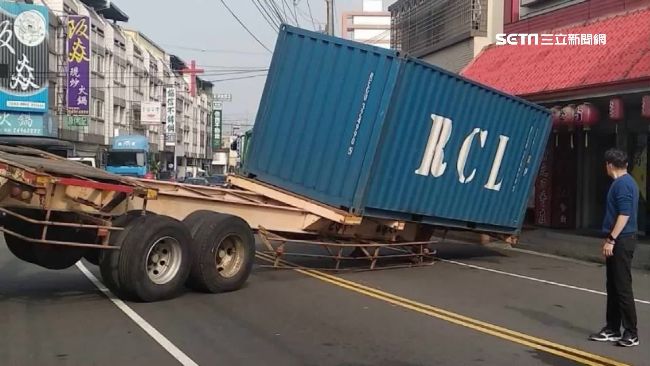 碰！貨櫃車尾脫勾「車斗橫躺」險翻覆