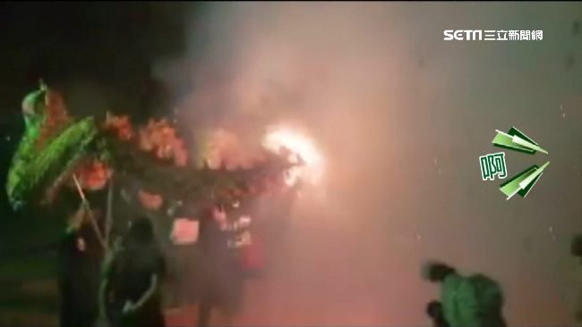 「火旁龍」越炸越旺！龍頭突竄火發爐