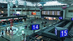 華航機師罷工持續　桃機未出現旅客大排長龍華航機師罷工事件持續延燒，大部分旅客已提早向華航詢問後續退票與航程簽轉事宜，桃園機場12日未出現旅客大排長龍或無法登機的景象。中央社記者邱俊欽桃園機場攝　108年2月12日