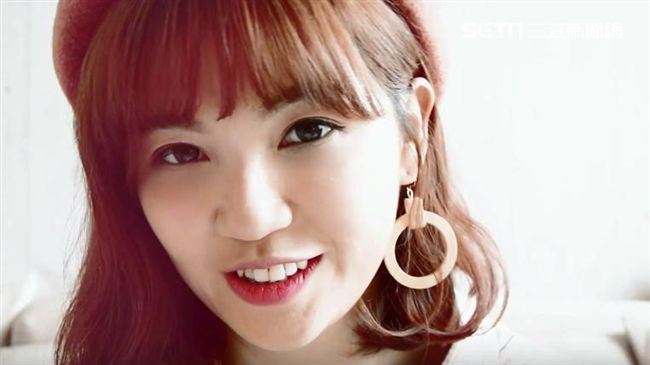 美女卸下主播身分　寫真「自拍」解放