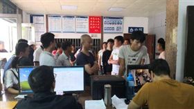 怕爆？警方呼籲自首「從輕量刑」…310人投案塞爆派出所（圖／翻攝自海南警方微博）