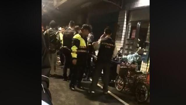 網友暗夜群聚討公道　警持長槍戒備