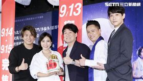 音樂劇「搭錯車」慶功記者會，特別來賓周華健送酒祝長長久久與主要演員主要演員蕭景鴻、丁噹、王柏森、陳乃榮。（記者林士傑/攝影）