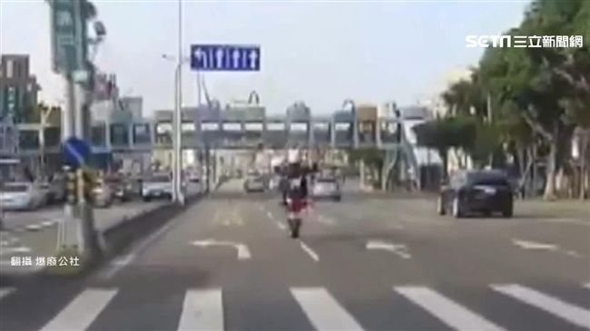 重機當街危險駕駛　下一秒糗摔躺馬路