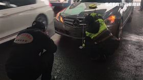 台北,內湖,民權東路六段,車禍,路倒,賓士,命危。三立新聞