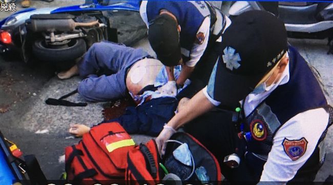 車禍記恨16年⋯嫌持刀亂桶他腸破亡