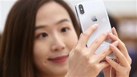 iPhone X在台開賣（1）iPhone X 3日在台開賣，許多民眾前往台北101購物中心的Apple直營店試用手機功能。中央社記者吳翊寧攝　106年11月3日