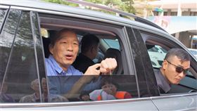 韓國瑜出席保肝篩檢活動（3）高雄市長當選人韓國瑜（左）8日出席「2018南台灣高雄市三民區保肝篩檢」活動，離去時向現場民眾致意，示意還要趕行程。中央社記者程啟峰高雄攝　107年12月8日