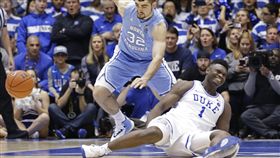 ▲威廉森（右）比賽過程中，球鞋爆裂。（圖／美聯社／達志影像）