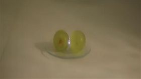 微波葡萄起火／翻攝自Francis Villatoro　YouTube