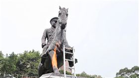 政大蔣中正騎馬銅像遭噴漆鋸馬腳（1）政治大學後山的前總統蔣中正騎馬銅像，22日清晨遭人噴漆、鋸斷馬腳，警方前往進行蒐證調查。中央社記者郭日曉攝  108年2月22日