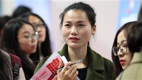 中國嚴禁徵才限制婦女婚育中國大陸婦女求職就業，因為婚育問題，長期遭受不平等待遇。中國人社部22日通報，9部門近日聯合印發通知，禁止招聘人才限定性別、限制婦女婚育。（中新社提供）中央社  108年2月22日