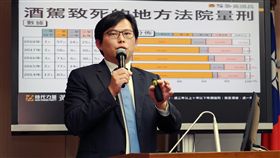 酒駕防制公聽會（2）時代力量立委黃國昌（圖）22日在立法院舉行「悲劇不該繼續發生 酒駕防制應立即檢討」公聽會，拿出酒駕致死的地方法院量刑數據來說明。中央社記者施宗暉攝  108年2月22日