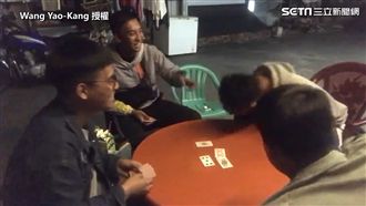 心臟病超狂新玩法　桌椅通通都玩壞