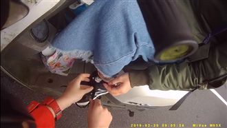 重機女霸氣幫綁鞋帶　網讚最強撩妹術