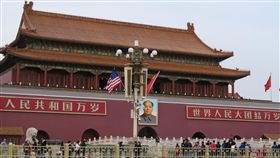 天安門懸掛中美國旗　歡迎川普到訪美國總統川普8日飛抵北京，對中國展開3天國是訪問。中方依照慣例，在北京天安門城樓前的燈柱懸掛中共五星旗和美國國旗，歡迎川普到訪。中央社記者尹俊傑北京攝　106年11月8日 -天安門-美中-中美-