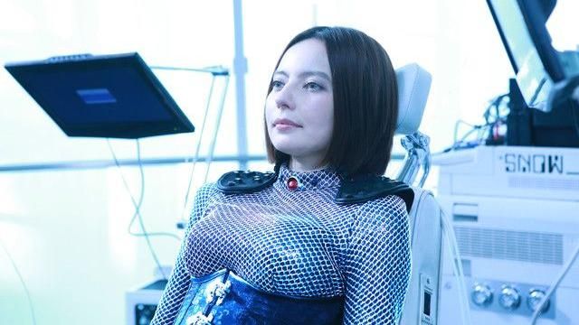 混血小三女星挽頹勢　大秀雪乳卻挨轟