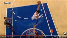 ▲尼克後衛史密斯（Dennis Smith Jr.）震撼全場的一灌。（圖／翻攝自House of Highlights）