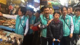 賴清德特地北上助陣余天，合體市場掃街拜票。（圖／翻攝余天臉書）