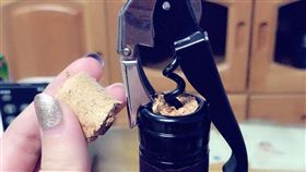 紅酒,軟木塞,斷裂,火烤,推入,螺絲釘,皮鞋。翻攝自爆怨公社