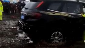 把車開進溪中測性能　妻小卻被沖走（圖／翻攝自搜狐、梨視頻）