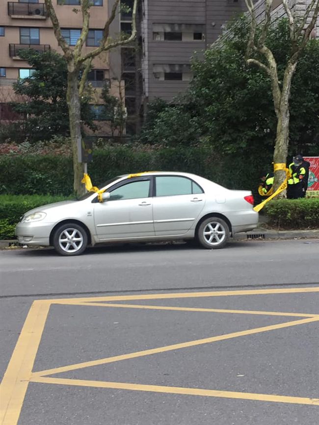 快訊／男子死亡車內　民眾路過嚇壞