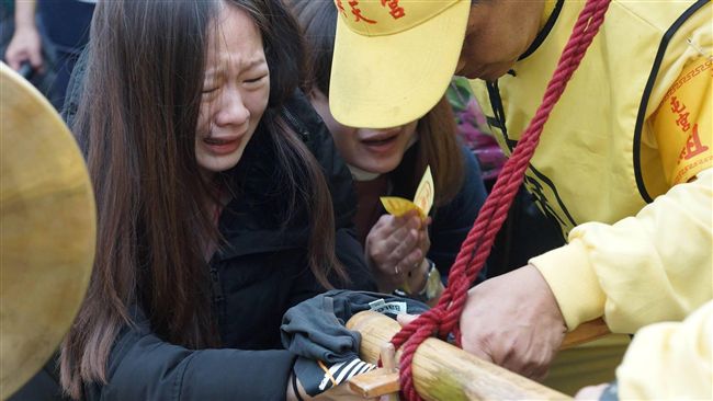 父昏迷她挺孕肚跪求　白沙屯媽突回頭