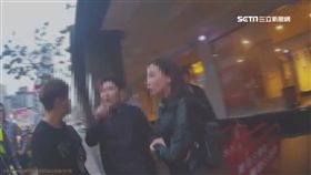 閨密一言不合當街打群架，正妹抱狗遭扯髮尖叫。