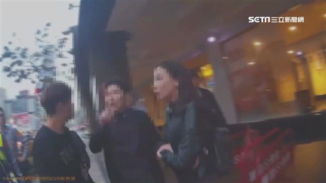 閨密當街打群架　正妹抱狗慘遭扯髮