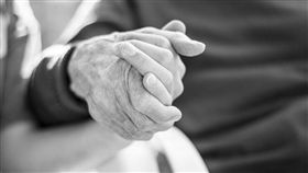 老人,牽手,爺爺,奶奶（示意圖／翻攝自Pixabay）