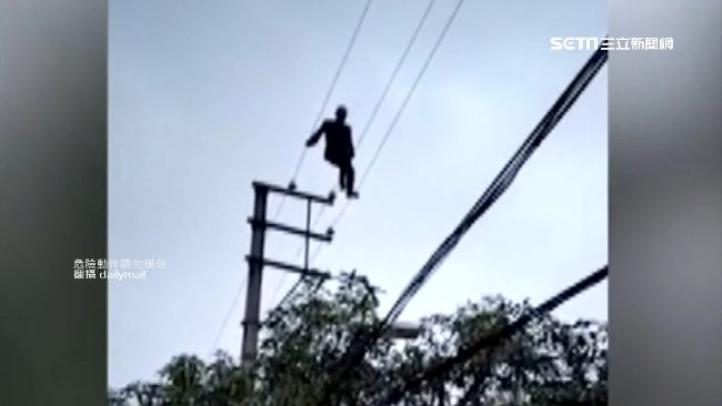 醉漢爬電線桿走鋼索　與警對峙3小時