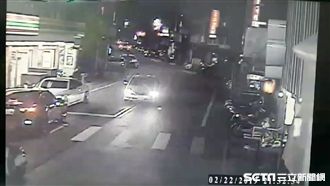 男遭逼車以為遇仇家　倒車失控撞民宅