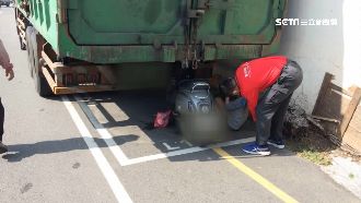 陽光太刺眼！熱褲妹竟撞進大貨車底