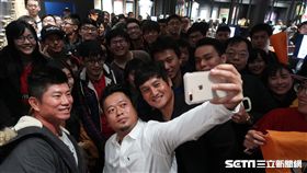 「誠泰三本柱」林英傑、林恩宇、許竹見和球迷互動。（圖／記者王怡翔攝影)