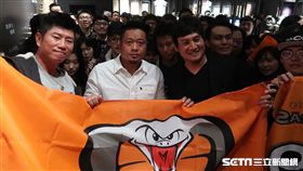 「誠泰三本柱」林英傑、林恩宇、許竹見和球迷互動。（圖／記者王怡翔攝影)