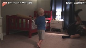 ▲▼寶寶擊中爸爸的瞬間。（圖／AP/Jukin Media授權）